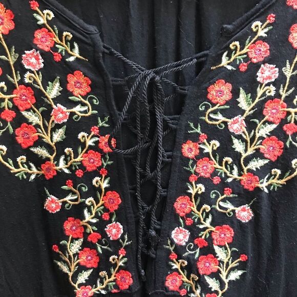 Solitaire Floral Rose Embroidered Lace up Neckline Top Black Red Large feminine - Picture 7 of 8